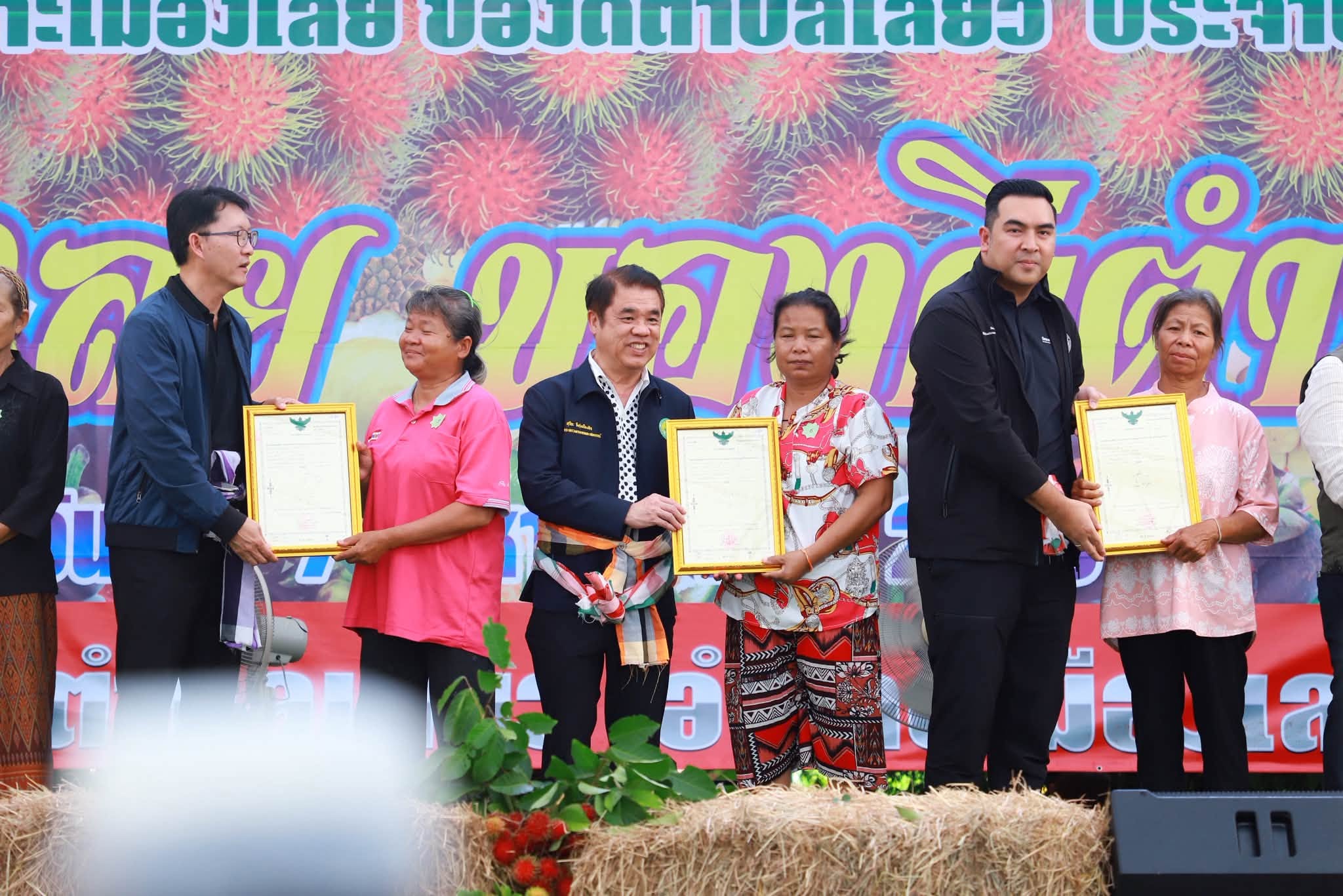 title - รมว.กษ. นำทีมลงพื้นที่ตรวจราชการ พร้อมมอบโฉนดเพื่อการเกษตร ส.ป.ก.เลย กว่า 6 พันไร่